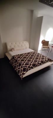 Letto matrimoniale in pelle bianca