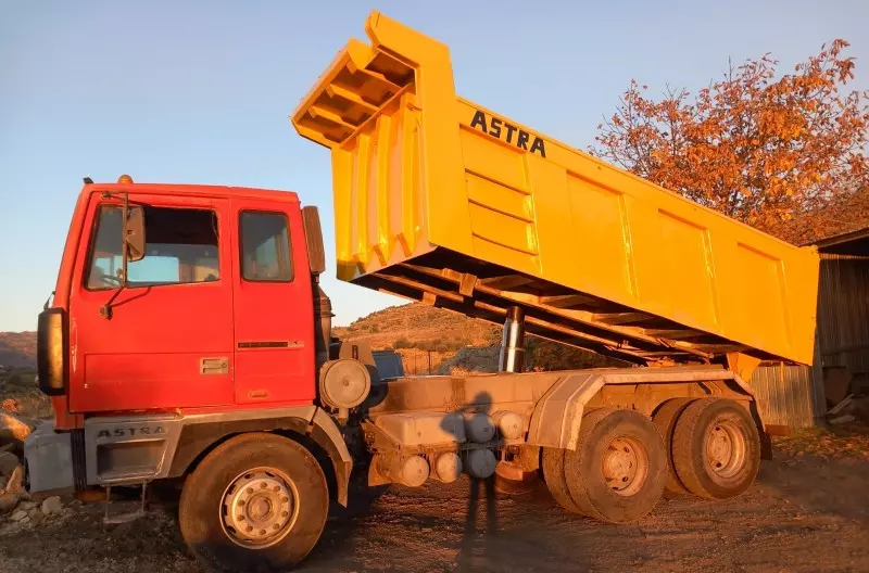 Foto 4Iveco 330.30 6x4 ribaltabili targa gialla e normali Mezzo d'opera