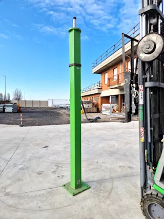 Colonna in acciaio usata, si tratta di un palo portante