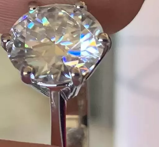 Anello con diamante naturale