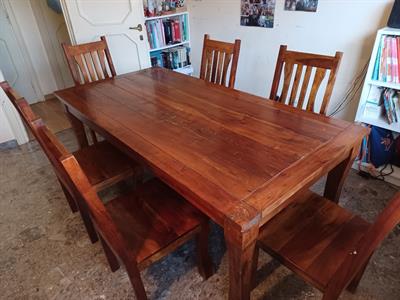 Tavolo in legno con 6 sedie