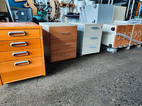 Stock cassettiera da ufficio scrivania con chiavi