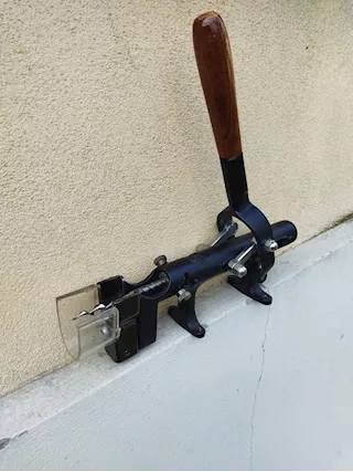 Stappa tappo bottiglie - da fissare al muro design