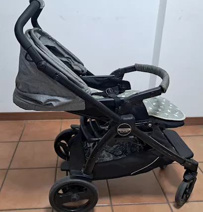 Un passeggino trio-parti cambiabili per bambini usato