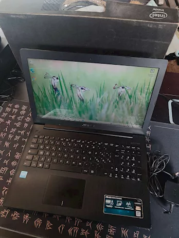 Computer portatile notebook ASUS con Windows 10 - Anteprima 1