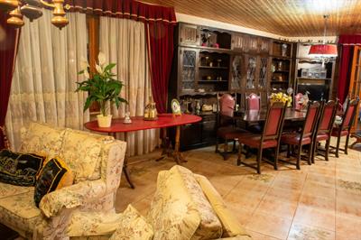 Tavolo da sala con 8 sedie, in legno massello - Foto 4