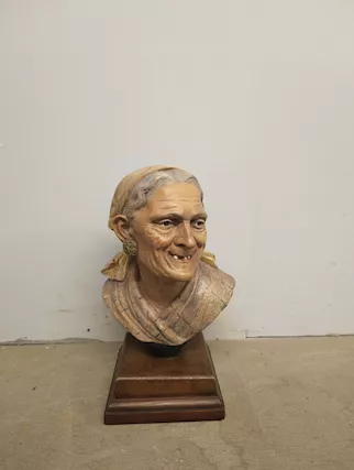 Scultura di anziana, in terracotta policroma, XX sec.