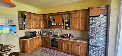 Cucina componibile in legno. Angolare, completa di forno