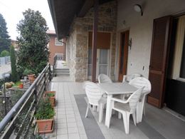 Villa singola con due appartamenti e giardino