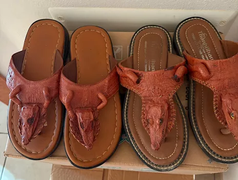 Ciabatte artigianali di coccodrillo