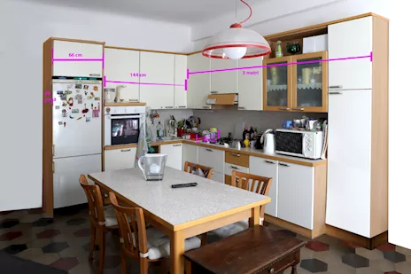 Cucina artigianale con lavandino in angolo.