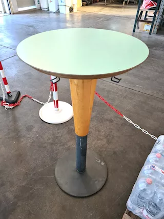 Tavolino per zona caffe aziendale usato