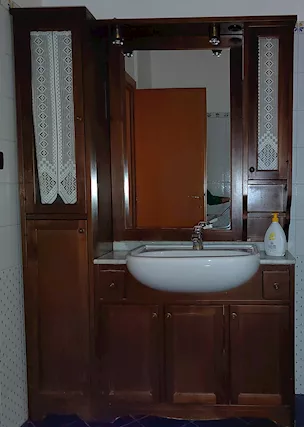 Mobile bagno usato in legno scuro (stile classico)