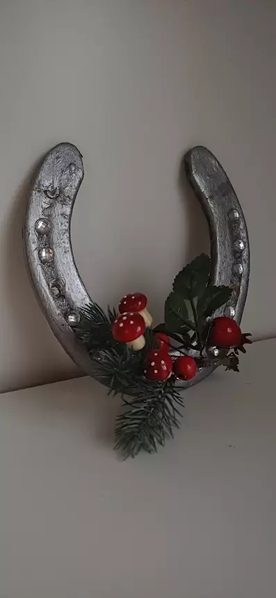 Ferro di cavallo decorato con bacche e perle d'argento