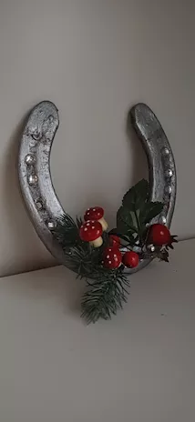 Ferro di cavallo decorato con bacche e perle d'argento