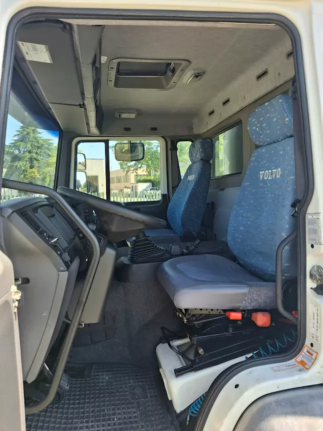 Foto 6VOLVO FL 6 180 CENTINATO ANNO 2001 Km 98000, cambio manuale