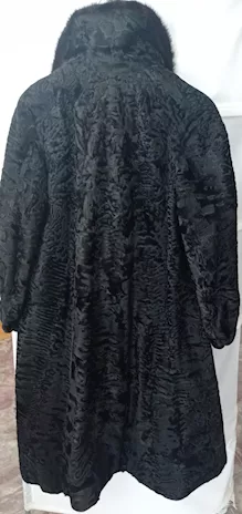 Pelliccia a cappotto di astrakan nero, in ottime condizioni - Foto 2