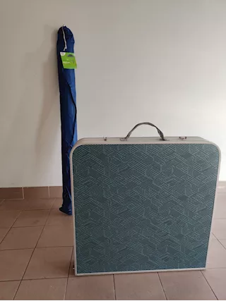 Tavolo + 4 sedie + ombrellone