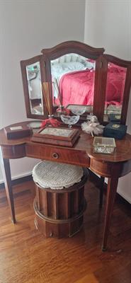 Armadio e toletta stile liberty