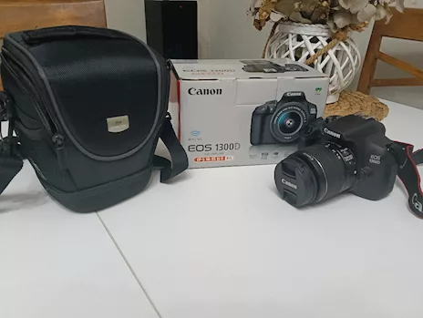 Canon Eos 1300D con scatola e accessori. Come nuova