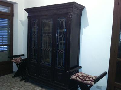 Libreria e due sedie