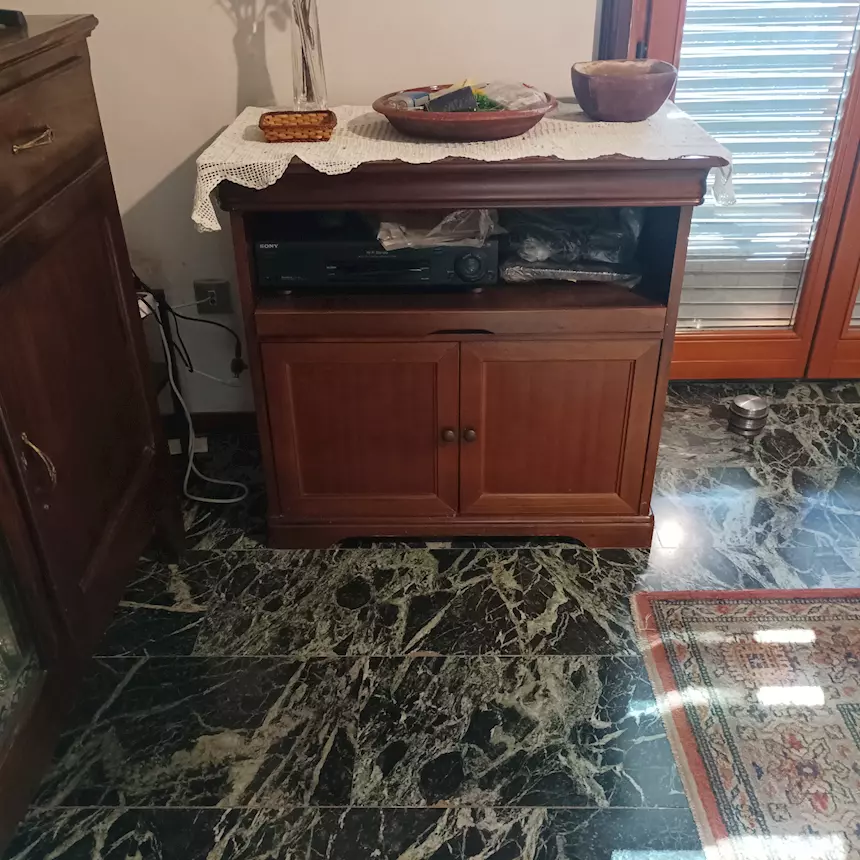 Mobile TV, in legno