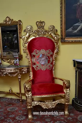 Poltrona-trono dorato stile Impero in tessuto rosso