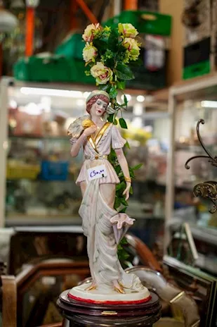 Statuetta Donna Vestita di Bianco con Fiori - 24328