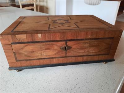 Scatola portagioie in legno intarsiato