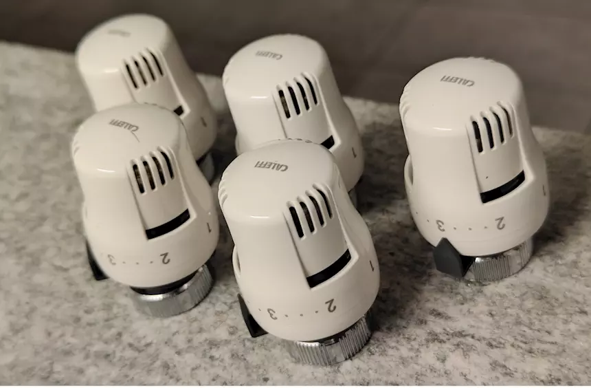 N° 5 Caleffi serie 200000 comando termostatico per valvole, in ottime condizioni