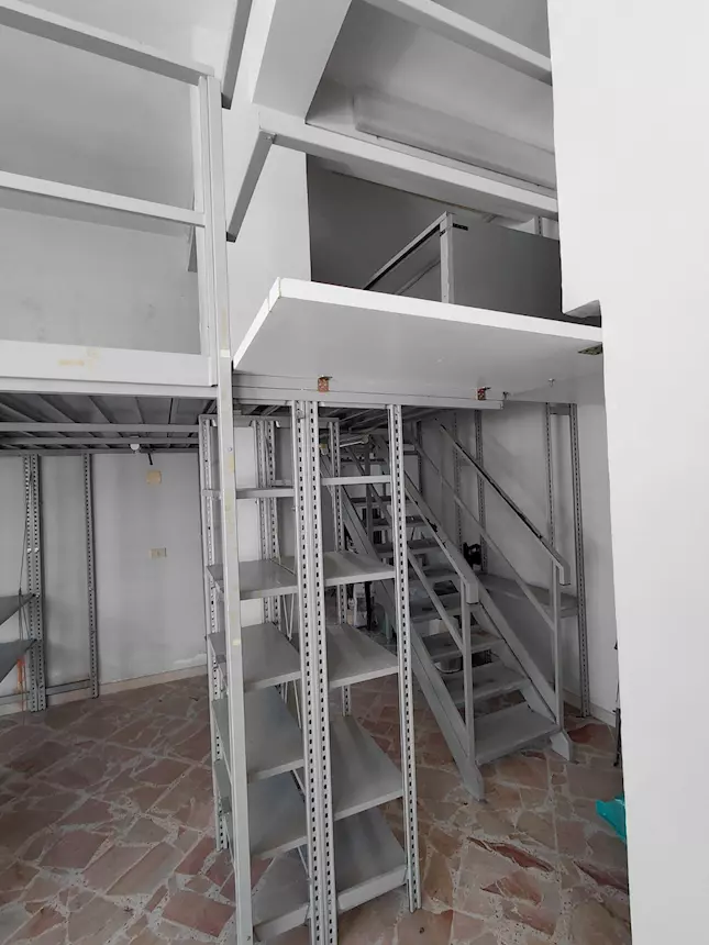 Foto 4Soppalco in ferro con scale e scaffali - 24622, colore standard