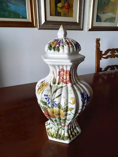 Vaso decorato in maiolica di Nove