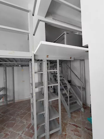Soppalco in ferro con scale e scaffali - 24622, colore standard - Anteprima 4