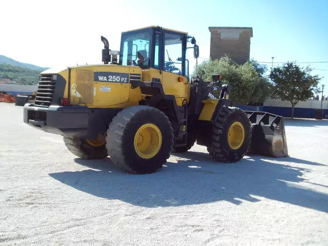 Foto 11Pala gommata usata marca Komatsu WA250PZ-5 Anno 2008 Ore 7600, in buone condizioni