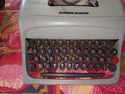Macchina da scrivere olivetti studio 44