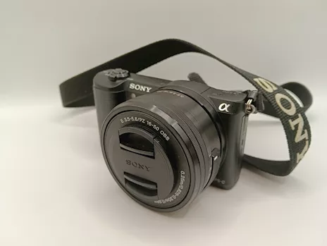 Sony Alpha 5100 mirrorless con obiettivo. Come nuova