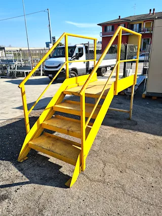 Scala con parapetto per laboratori usata