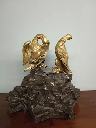 Antiche sculture con aquile dorate su base laccata, '600