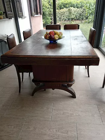 Tavolo in legno con sei sedie