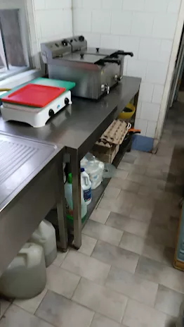 Tavoli e lavabo in acciaio