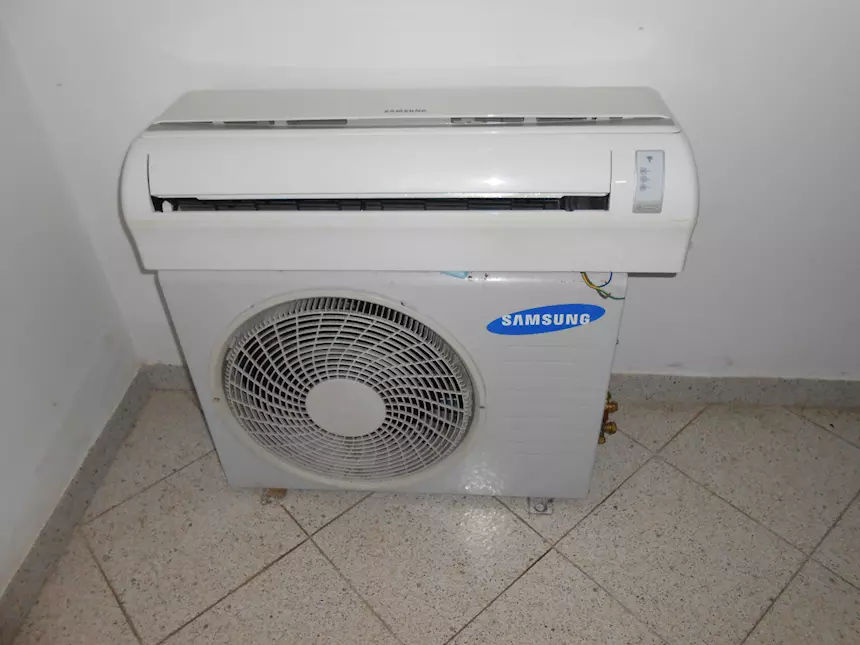 Condizionatore Samsung Esterna AQ12UGDX con monosplit AQ12UG