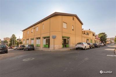 Ampio locale commerciale di 445mq con 8 vetrine