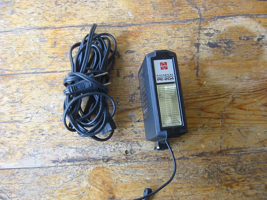 Foto 5 Flash verticale marca National Mod. PE-204, tipo AA, in ottime condizioni