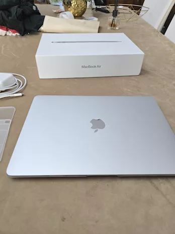 Macbook Air M1 256 Go Marca Apple, colore leggermente, in ottime condizioni - Anteprima 2