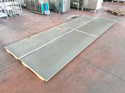 Pedana per banco bar o macelleria usata