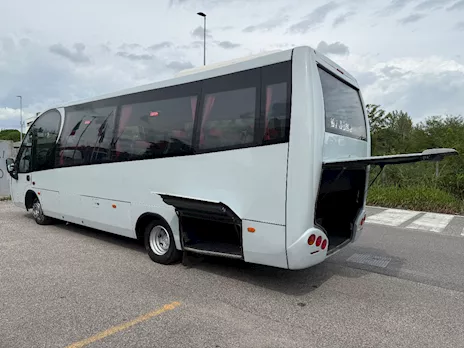 Autobus Marca Iveco 31 posti con pedana disabili Anno 2009 Euro 5 - Foto 3