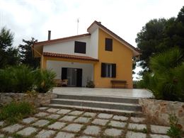 Villa circondata dal verde