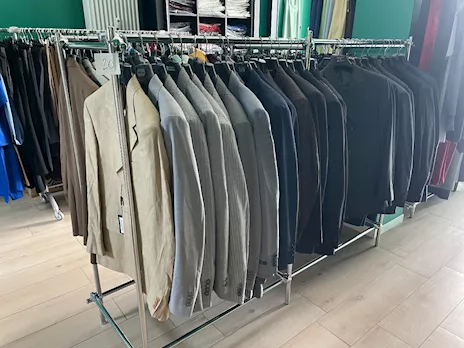 Stock capi di abbigliamento e arredo negozio