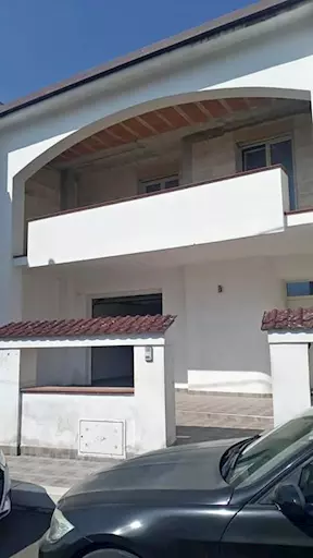 In San Donaci (Br) garage al piano terra + 1° Piano