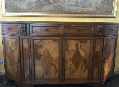 Cassettiera in legno con finiture in radica